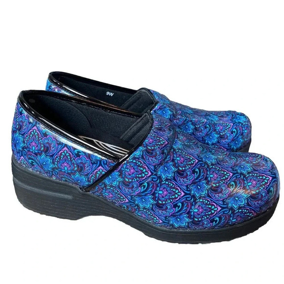 Easy Works By Easy Street Size 9W Bright Blue Floral SlipOn Slip Resistant Clogs - Picture 1 of 7